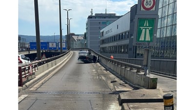 Auf dem Dach liegendes Auto nach Selbstunfall auf dem Zubringer zur A2