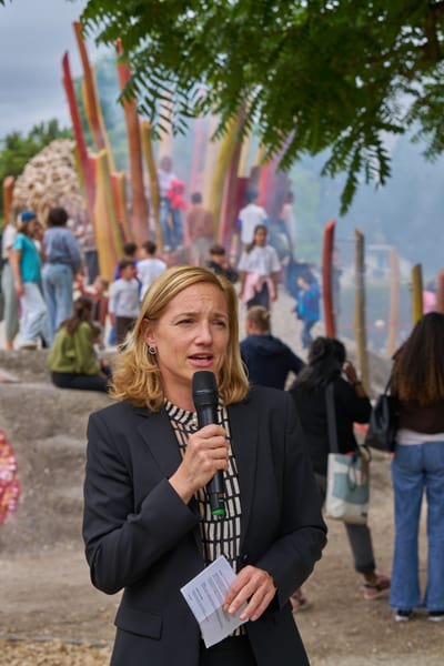 Regierungsrätin Esther Keller spricht vor Publikum