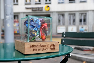 Klima-Award Basel-Stadt auf einem grünen Tisch.