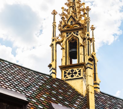 Der goldene Reiter, ein kleines goldenes Türmchen mit dem Glockenhaus, auf dem Dach des Vordergebäudes des Rathauses.