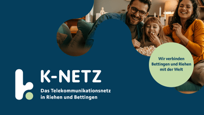 Werbung für K-NETZ mit lachender Familie auf Sofa, Text zum Telekommunikationsnetz.",