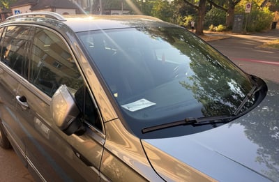 silbernes Auto auf der Strasse geparkt
