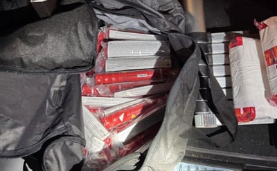 Offene Tasche mit verpackten roten Fackeln gefüllt.