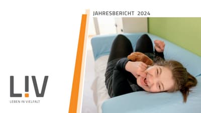 Frau lächelnd auf Sofa mit Stofftier; LIV Jahresbericht 2024