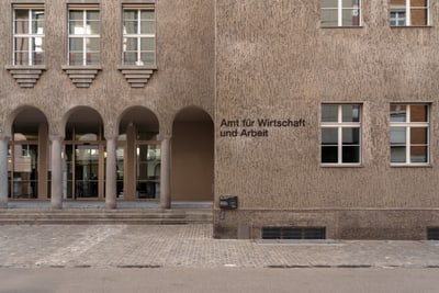 Fassade des Amtes für Wirtschaft und Arbeit