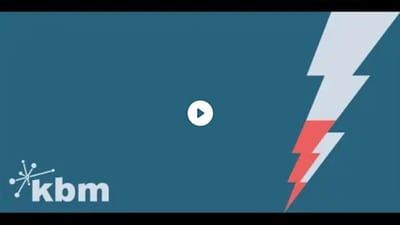 Grafik mit Blitzmuster und kbm-Logo.