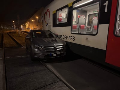 Auto kollidiert mit Zug in der Nacht auf Gleisen.",