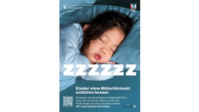 Schlafendes Kind mit Text über Bildschirmzeit.