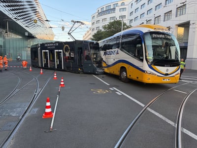 Strassenbahnunfall mit einem Reisecar