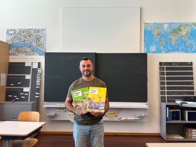 Manuel Ballarino im Klassenzimmer mit seinem mitentwickelten Lehrmittel.