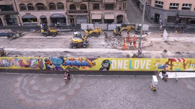 Bunt bemalte Baustellenwand auf dem Basler Marktplatz