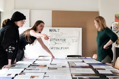 Diskutieren übers Layout an der Schule für Gestaltung