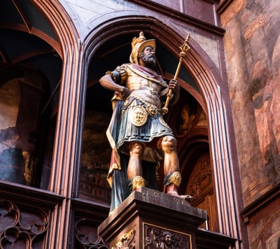 Die Statue von Lucius Munatius Plancus im Hof des Basler Rathauses.