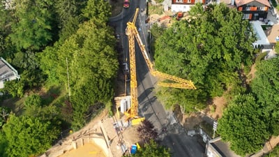 Luftaufnahme der Baustelle mit Kran an der Rudolf Wackernagel-Strasse in Riehen