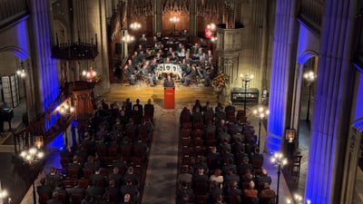 Die Wehrmännerentlassung im Kircheninnenraum, von oben gesehen.",