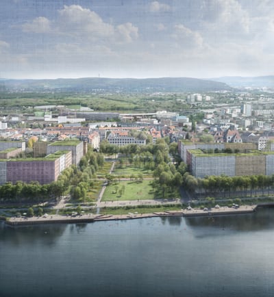 Luftbild von Stadt mit grünem Park und Flussufer.