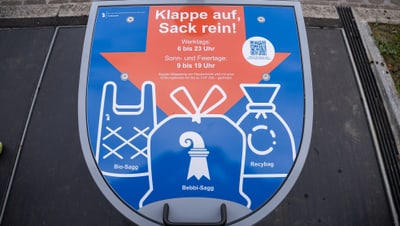 Deckel der Einwurfsäule eines Unterflurcontainers mit Aufkleber