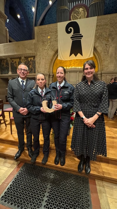 Kommandant Dominik Walliser, Myriam Arzethauser und Seraina Tschan als Vertreterinnen des Peers Teams der Sanität Basel, Regierungsrätin Stephanie Eymann