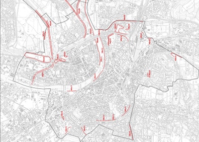 Detaillierte Stadtkarte mit markierten Naturschutzgebieten.