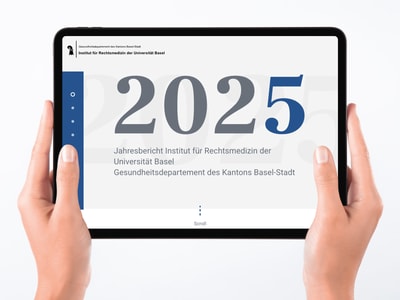 Hände halten ein Tablet mit Bildschirm, der den Text 2025 zeigt.