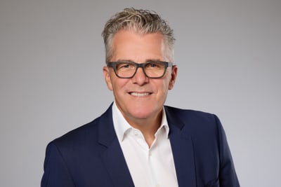 Eduard Löw mit Brille.