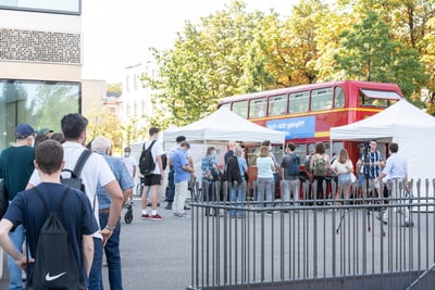 Warteschlange vor dem Impfbus