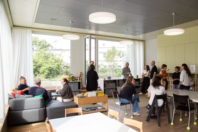 Lehrpersonen im modernen Lehrerzimmer der Primarschule Schoren.